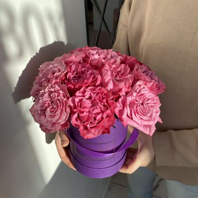 Букет в шляпной коробке с пионовидными розами MINI