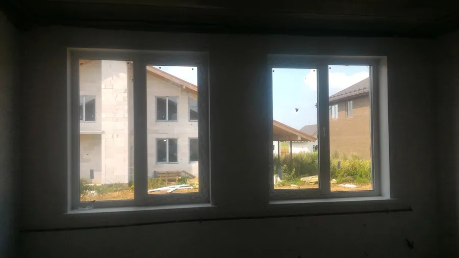 установка окон в коттедже , окна Шуко 70 мм, сверху защитная плёнка, всего 14 окон установлено