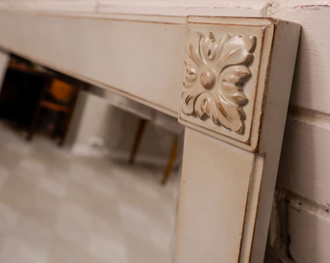 Зеркало горизонтальное с декором по углам.