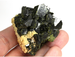 Эпидот, сросток кристаллов, Перу (47*43*42 мм, 110 г) №35870