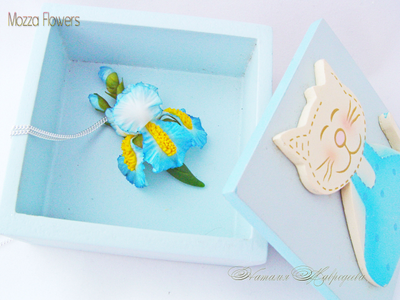 Кулон с голубым ирисом "Море грез".