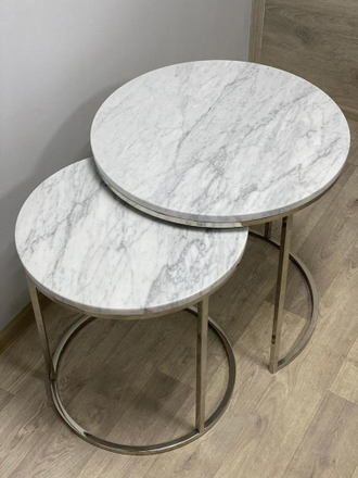 Комплект журнальных столиков из мрамора Bianco Carrara (500х450х500 мм, подстолье нержавейка)