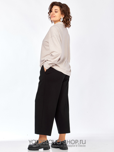 Брючный трикотажный комплект: бежевый джемпер, черные брюки