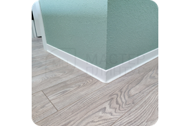 Свежий взгляд: установка белоснежного плинтуса Dollken S60 в цвете RAL 9003 позволяет создать современный интерьер с акцентом на чистоту и свет.