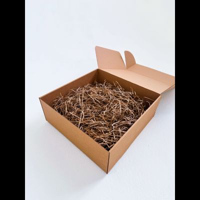 Большая подарочная коробка GILEV 37х37х14см с персиковой лентой и наполнителем крафт