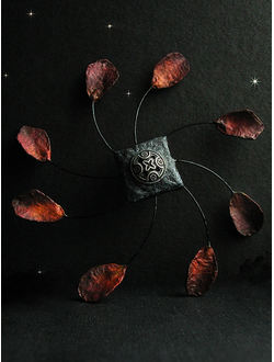 Вихрь Прошлого. Украшение в готическом стиле - необычная брошь по мотивам сериала "Ravenswood"