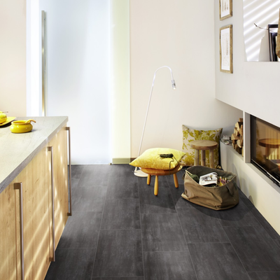 Виниловый пол Wineo 400 Stone Hero Stone Gloomy MLD00138 в интерьере кухни