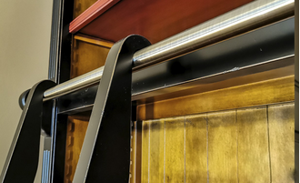 Библиотека модульная с лестницей с нижней тумбой.