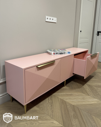 Розовая консоль для гостиной