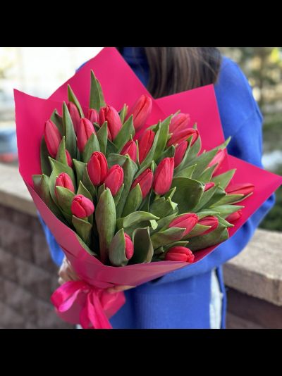 Букет из 31 красного тюльпана