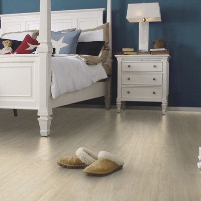Виниловый пол Wineo 400 Wood XL Silence Oak Beige DB00124 в интерьере комнаты