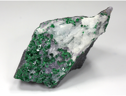 Уваровит кристаллы на породе, Кальцит, Урал (63*40*30 мм, 101 г) №25857