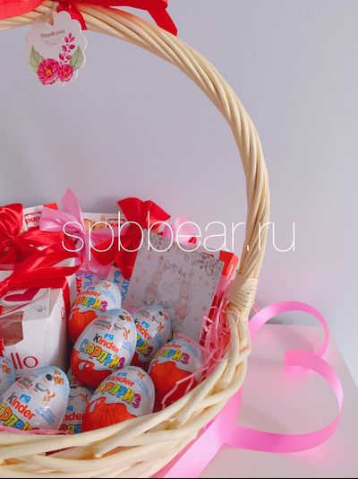 Подарочная корзина Киндер сюрприз и Рафаэлло