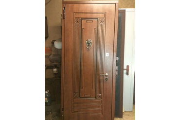 дверь с отделкой под ценные породы дерева, дуб