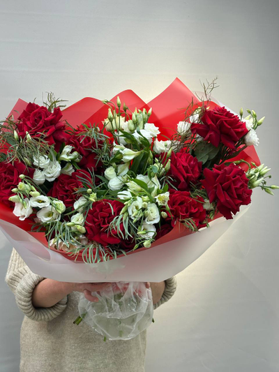 Букет с ажурной розой "Красное кружево"