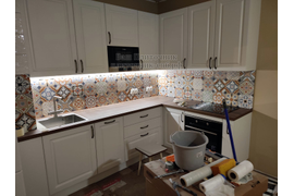 Укладка плитки 20*20 см на фартук кухни