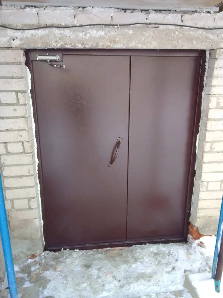 открывается внутрь