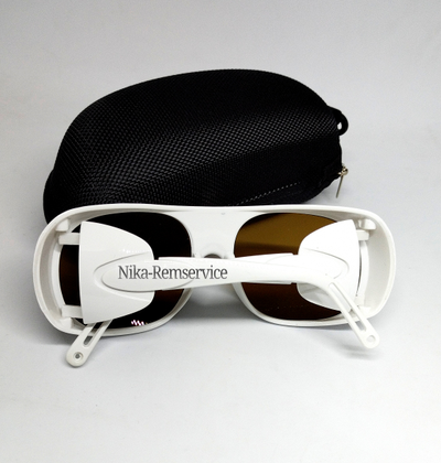 Очки и футляр. Вид сзади