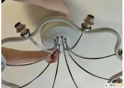 Установка люстры на натяжной потолок в загородном доме ИВАНМАСТЕР