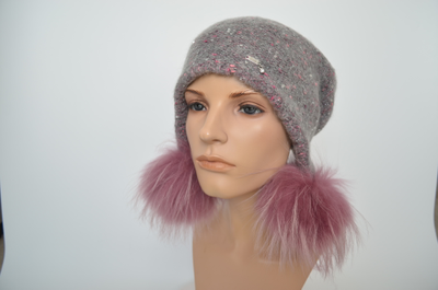 Шапка с помпонами