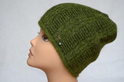 Зеленая вязаная итальянская шапка женская фото