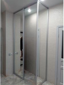 в прихожую с зеркалом