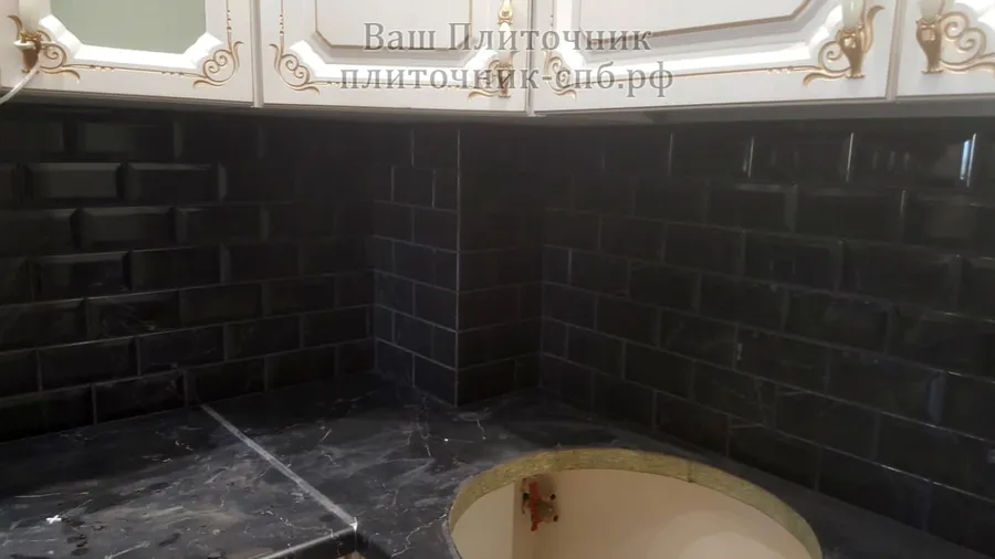 Облицовка фартука на кухне плиткой кабанчик