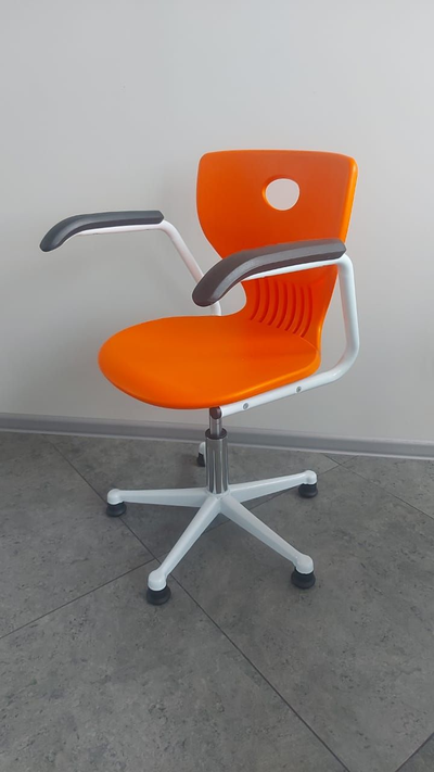 Стул ученический регулируемый с подлокотниками, пластик