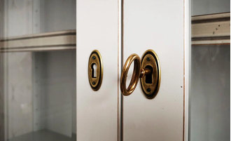 Витрина высокая, с закрытыми стеклянными дверьми.