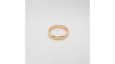 Обручальное кольцо классической формы из красного золота.