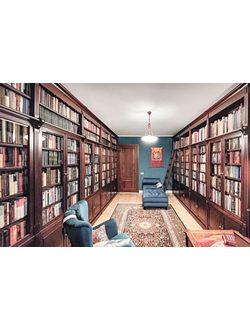 Встроенная большая библиотека для рабочего кабинета.