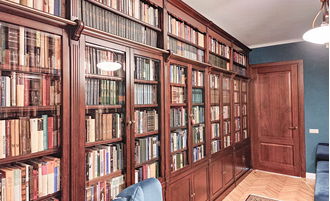 Встроенная большая библиотека для рабочего кабинета.