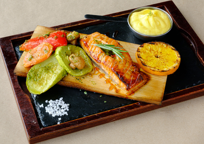 Лосось на ольховой планке