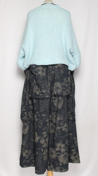 БРЮКИ-ЮБКА джинс-гобелен "КРЕАТИВНЫЕ КАРМАНЫ" крупные цветы синии, черные р.46-54