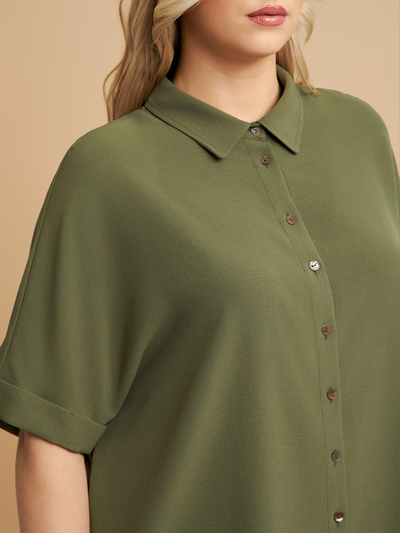 Женская рубашка с отложным воротником в синем и белом цветах