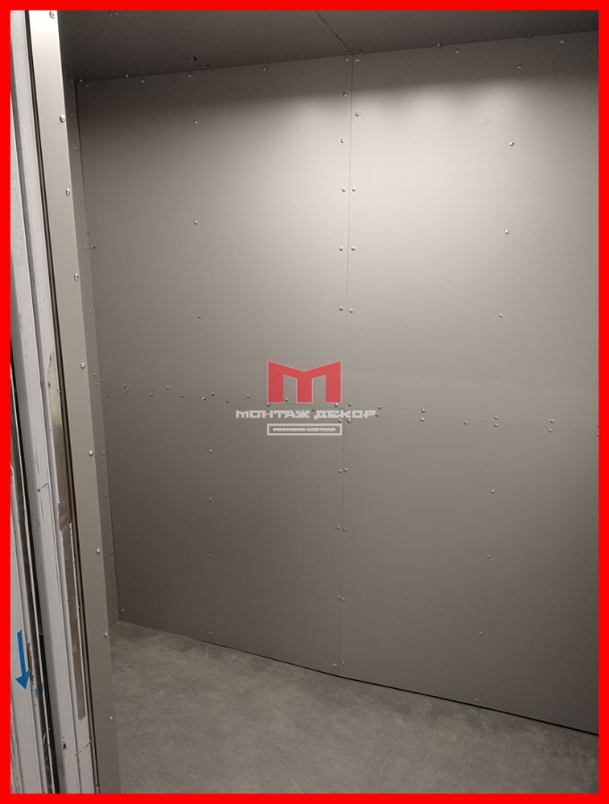 Защитная обшивка лифта в новостройке на время ремонта
