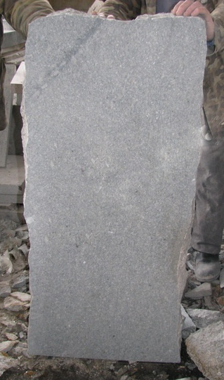 Картинка памятника скала на могилу из светлого гранита в СПб