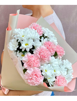 Букет нежных диантусов и ромашковых хризантем