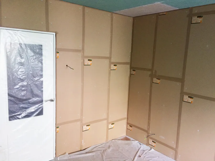 Монтаж панелей комбинированных "Соноплат" на бетонную стену с креплением дюбелем полимерным звукоизоляционным. Последующие герметизация и проклейка стыков лентой "Соноплат"