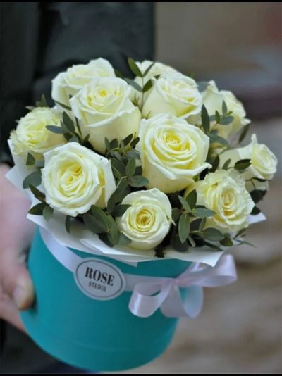11 белых роз с зеленью в шляпной коробке