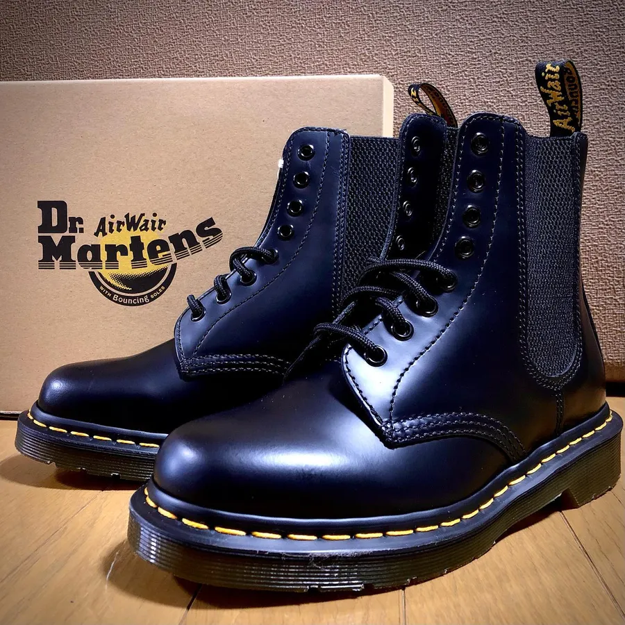 Черные ботинки DR. Martens унисекс из натуральной кожи. Подбери свой размер от 36 до 45. Стильные и элегантные, они выгодно дополнят любой образ.