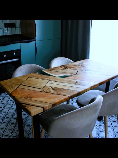 стол мозаика из массива дерева с эпоксидной смолой для студии