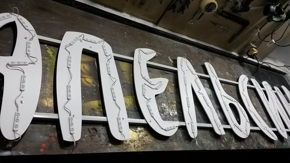 Установка светодиодных модулей на основу из ПВХ для объемных букв