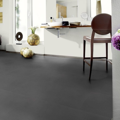 Виниловый пол Wineo 800 Tile XXL Solid Dark DB00096-1 в интерьере ванной