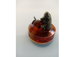 Ёжик с яблоком.