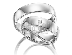 Классические широкие обручальные кольца из платины с бриллиантом в женском кольце