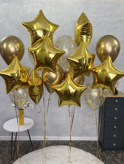 Набор из золотых шаров и звёзд
