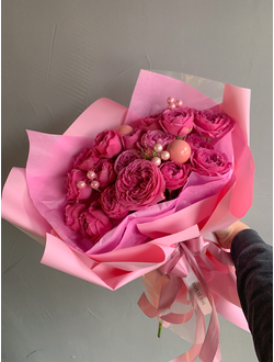 Букет пионовидных роз с бусинками