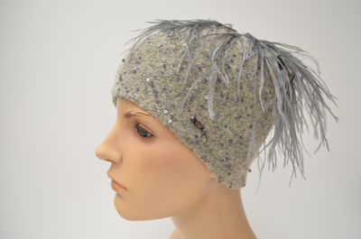 Шапка с перьями