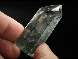 Кварц с хлоритом, кристалл полированный, Бразилия (51*20*20 мм, 32 г) №36849